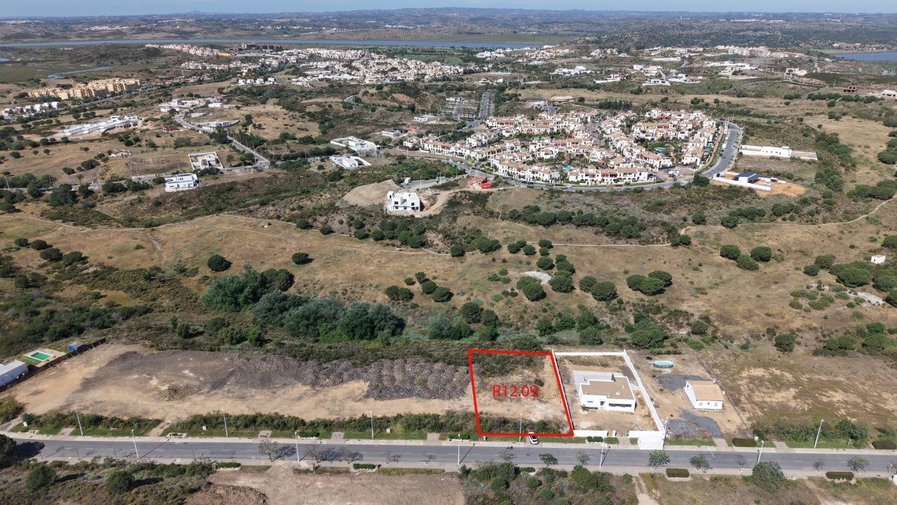 West Facing Plot Avenida Rosalia de Castro Nº41