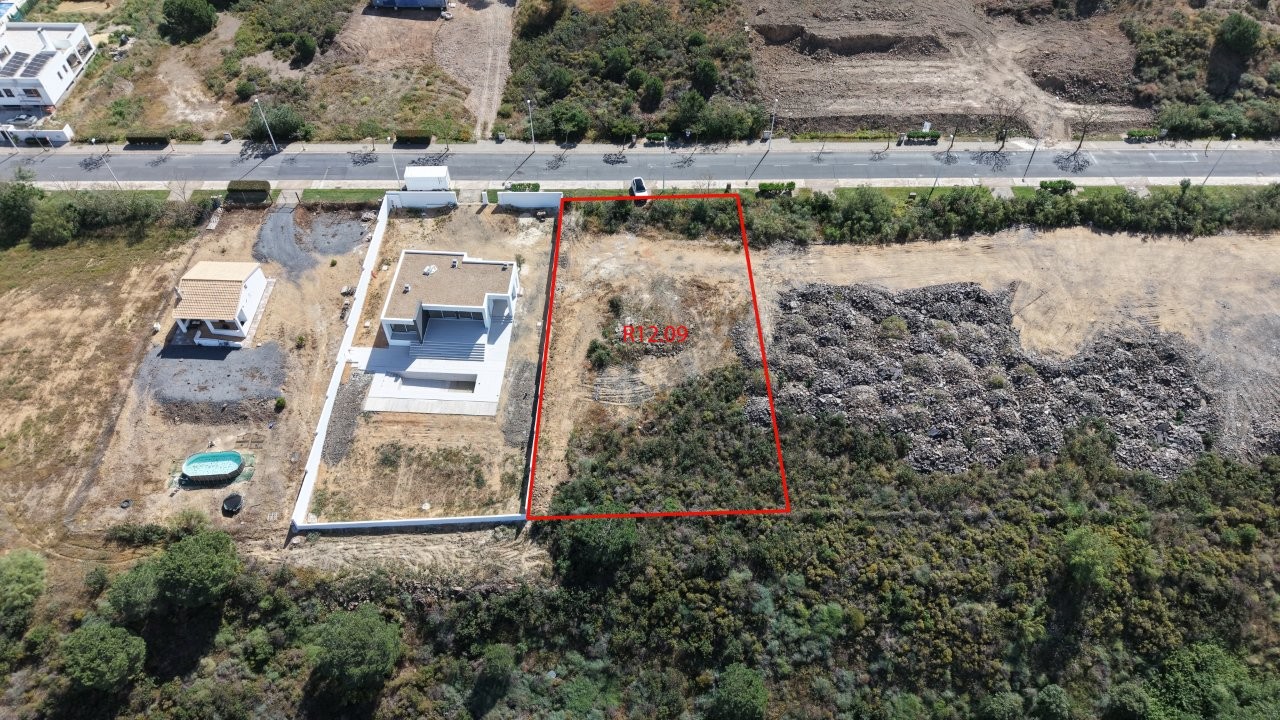 West Facing Plot Avenida Rosalia de Castro Nº41