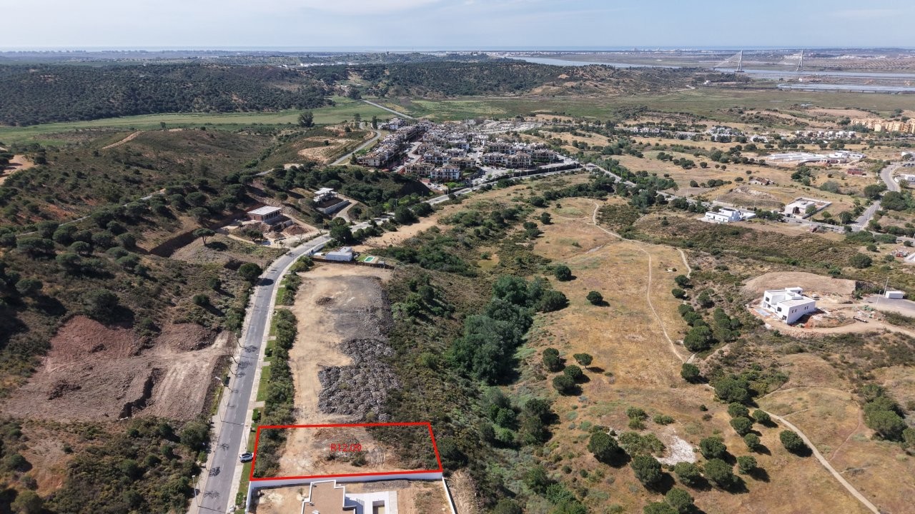 West Facing Plot Avenida Rosalia de Castro Nº41
