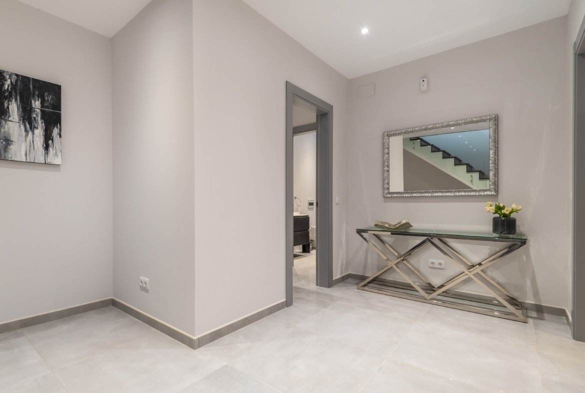 Contemporary Luxury Villa with Golf Course Views and Exceptional Design