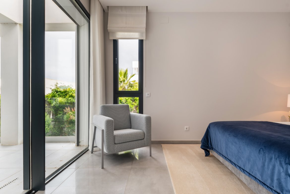 Contemporary Luxury Villa with Golf Course Views and Exceptional Design