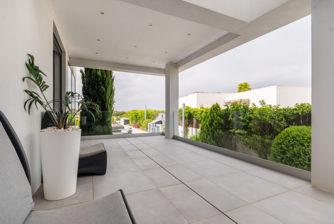 Contemporary Luxury Villa with Golf Course Views and Exceptional Design
