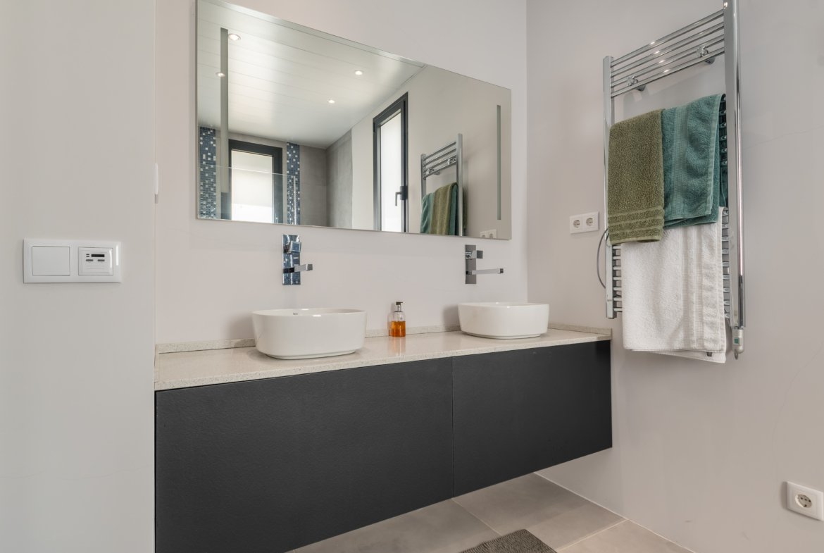 Contemporary Luxury Villa with Golf Course Views and Exceptional Design