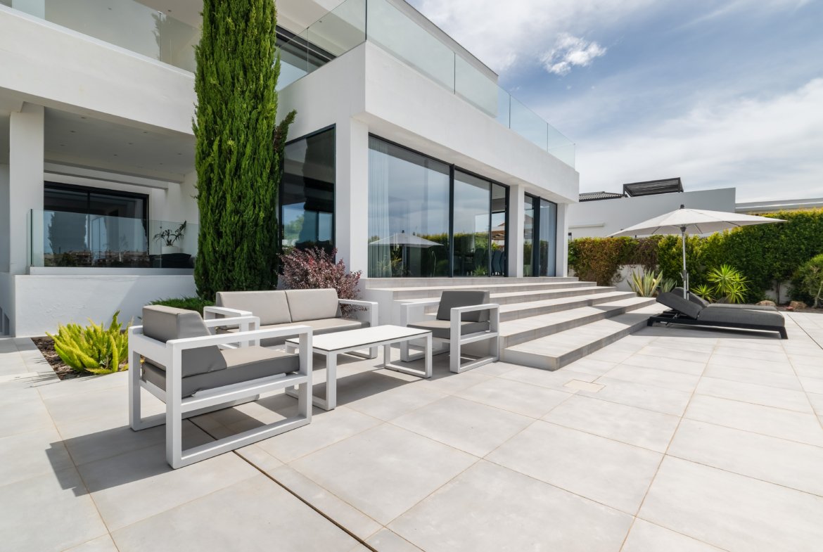 Contemporary Luxury Villa with Golf Course Views and Exceptional Design