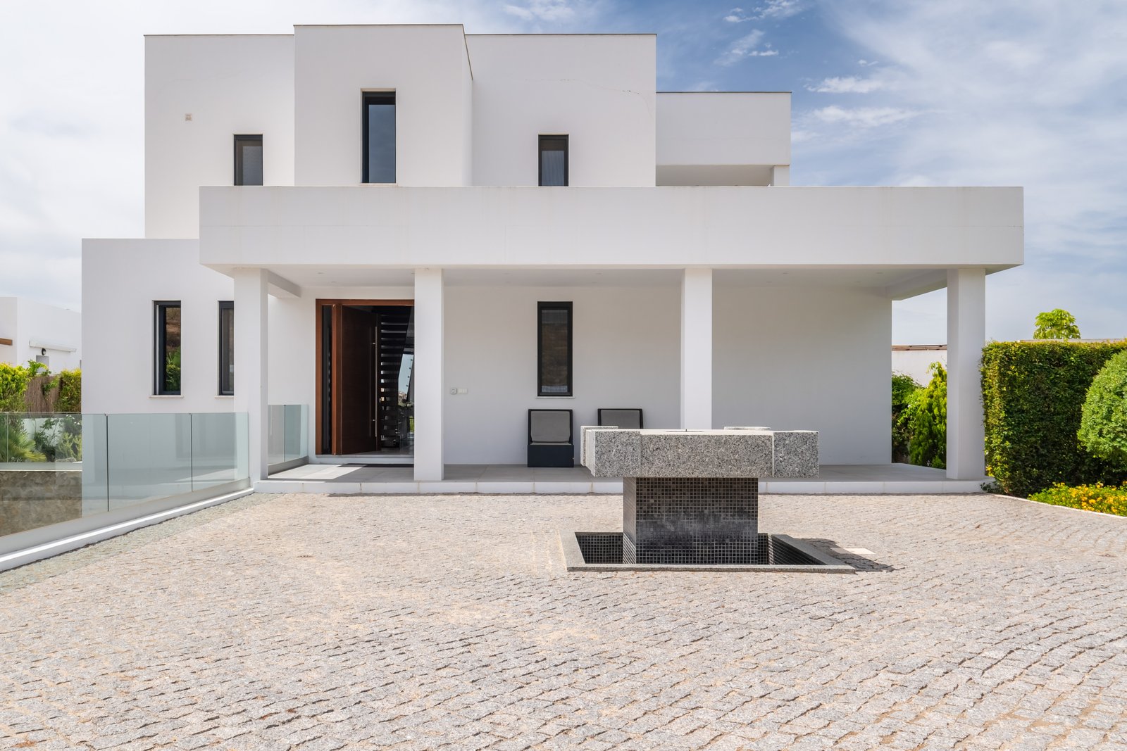 Contemporary Luxury Villa with Golf Course Views and Exceptional Design