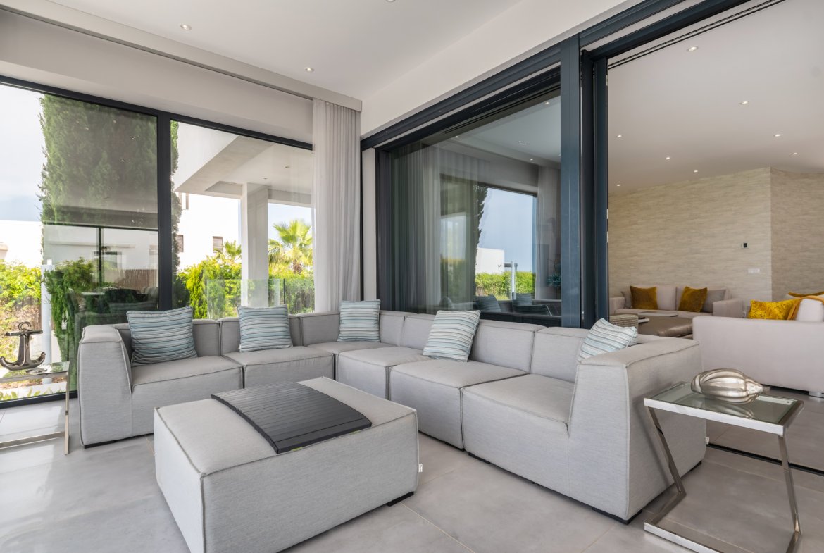 Contemporary Luxury Villa with Golf Course Views and Exceptional Design
