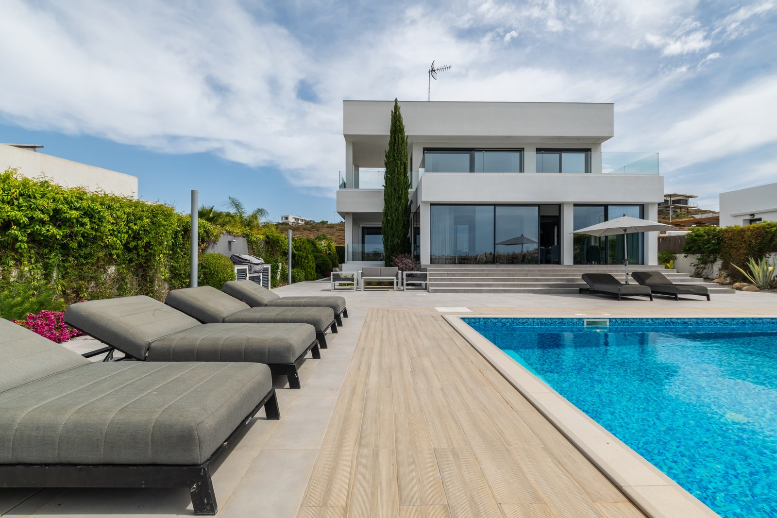 Contemporary Luxury Villa with Golf Course Views and Exceptional Design
